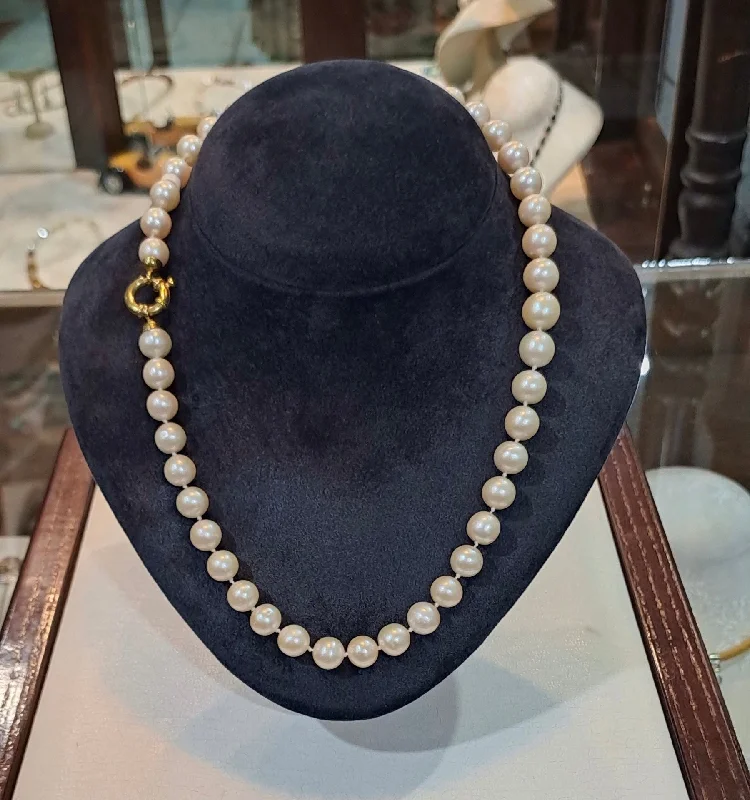 Luxury Gold Necklace For Bridal Wear-Necklace with white pearls and 18k gold closure