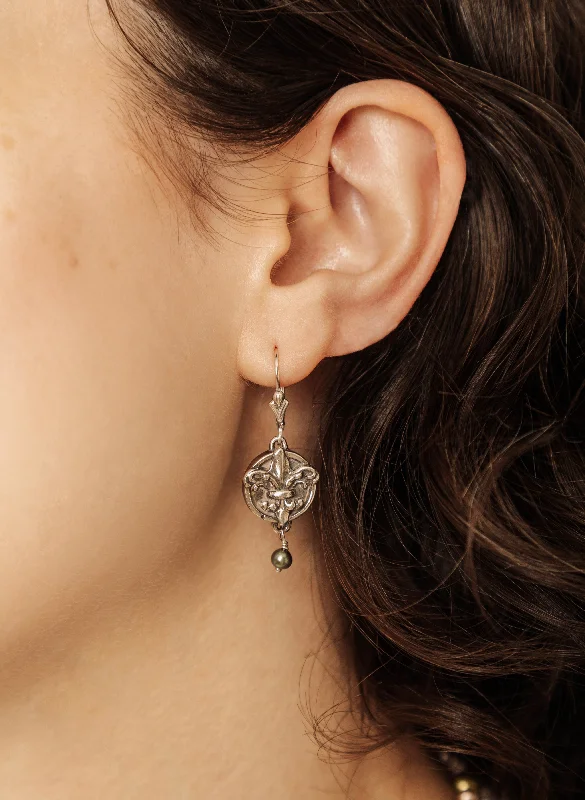 Luxury Diamond Earrings For Proposal-Water Lily Circle Pearl Earrings